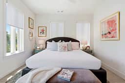 The Magnolia King Suite | Near Downtown - Image 2