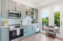 The Magnolia King Suite | Near Downtown - Image 3