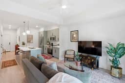 The Jardin Cedar Suite | Near Downtown - Image 2