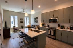 The Jardin Petal Suite | Near Downtown - Image 3