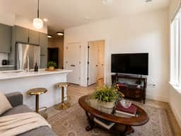 The Jardin Meadow Suite | Near Downtown - Image 5
