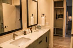 The Jardin Holly Suite | Near Downtown - Image 5