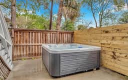 Banana Cottage: Hot Tub & Sun Deck - Image 3