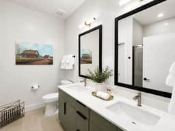 The Jardin Sunflower Suite | Near Downtown - Image 5