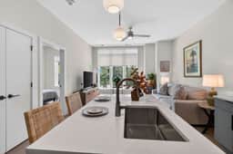The Jardin Fern Suite | Near Downtown - Image 4