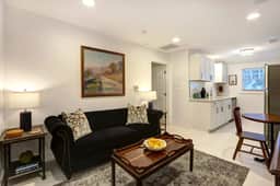Cozy 1BR/1BA Carriage House in Historic Savannah - Image 3