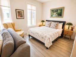 The Jardin Daffodil Suite | Near Downtown - Image 2