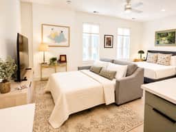The Jardin Daffodil Suite | Near Downtown - Image 3
