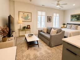 The Jardin Daffodil Suite | Near Downtown - Image 4