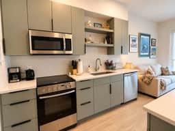 The Jardin Violet Suite Near Downtown - Image 4