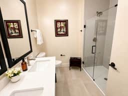 The Jardin Elm Suite | Near Downtown - Image 3