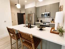 The Jardin Birch Suite | Near Downtown - Image 3