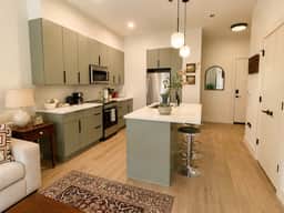 The Jardin Lily Suite | Near Downtown - Image 4
