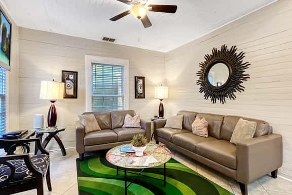 Perfect Downtown Getaway- Walk to Top Attractions - Image 1