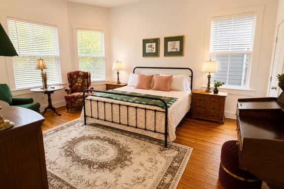 Stunning Home Near Starland | 2 King Beds - Image 1