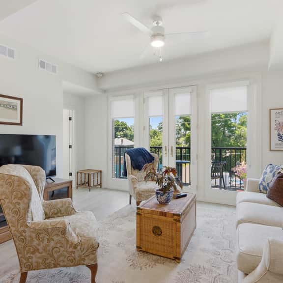 The Jardin Wisteria Suite | Near Downtown - Image 1