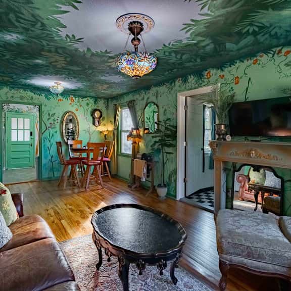 Antique Garden Retreat - Image 1