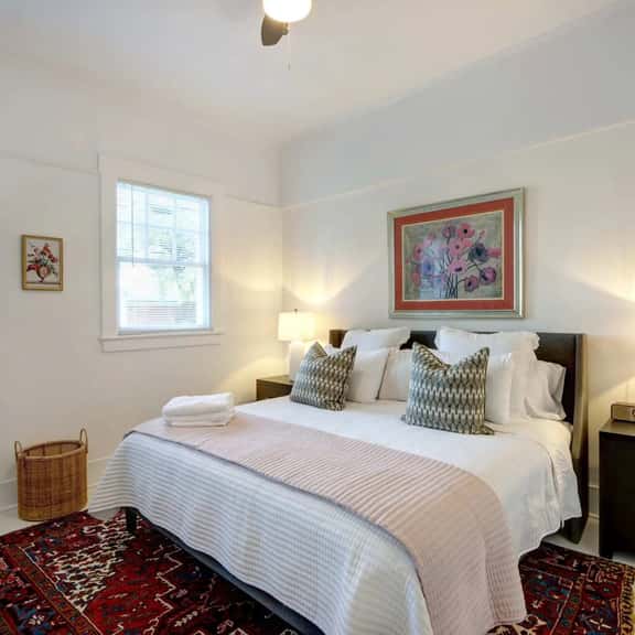 Luxury 2BR/1BA in a Restored 1920s Savannah Home - Image 1