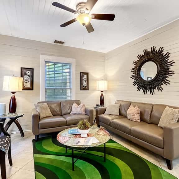 Perfect Downtown Getaway- Walk to Top Attractions - Image 1
