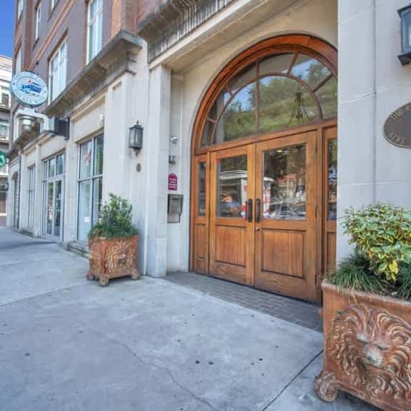 Bay Street Bliss: Downtown Sav - Image 1