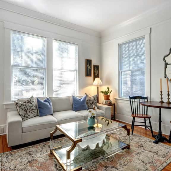 Charming 2BR/1BA in a Restored 1920s Savannah Home - Image 1
