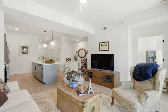The Jardin Wisteria Suite | Near Downtown - Image 3