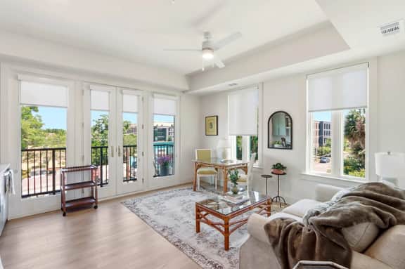 The Magnolia King Suite | Near Downtown - Image 4