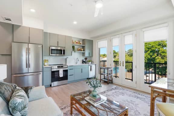 The Magnolia King Suite | Near Downtown - Image 5