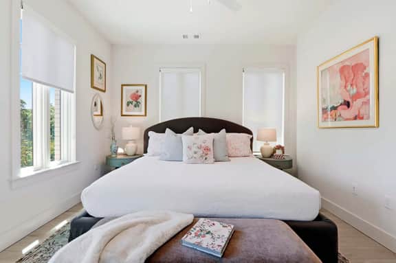The Magnolia King Suite | Near Downtown - Image 2