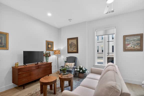 The Jardin Lavender Suite | Near Downtown - Image 3