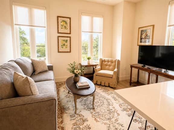 The Jardin Hawthorn Suite | Near Downtown - Image 2