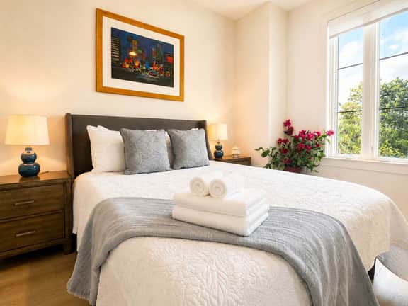The Jardin Hawthorn Suite | Near Downtown - Image 4
