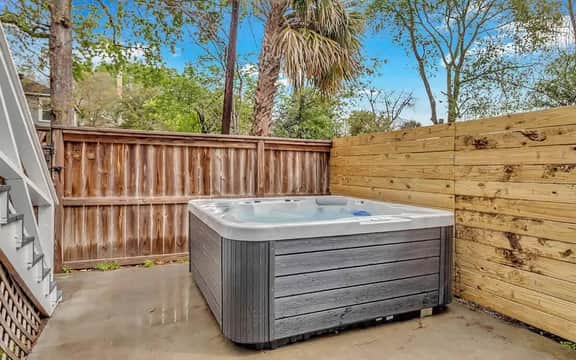 Banana Cottage: Hot Tub & Sun Deck - Image 3