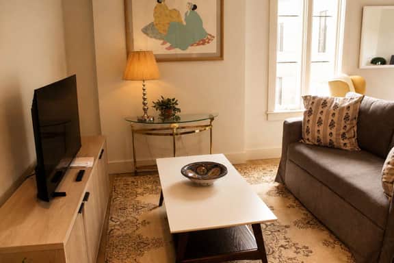 The Jardin Bluebell Suite | Near Downtown - Image 4