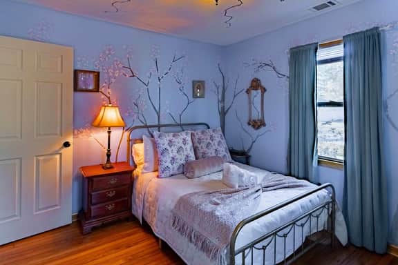 Antique Garden Retreat - Image 2