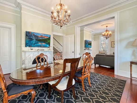 Elegant Upper Unit in Historic Savannah - Image 2