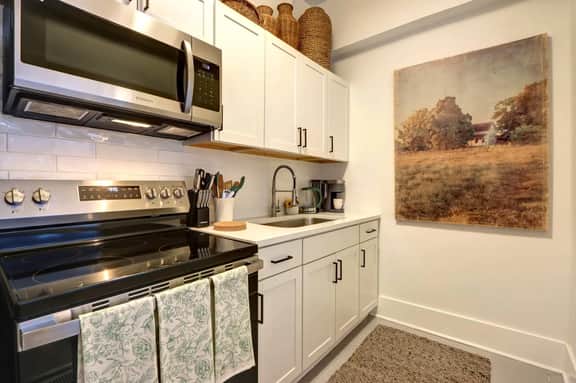Luxury 2BR/1BA in a Restored 1920s Savannah Home - Image 4