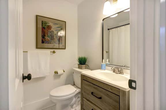 Luxury 2BR/1BA in a Restored 1920s Savannah Home - Image 5