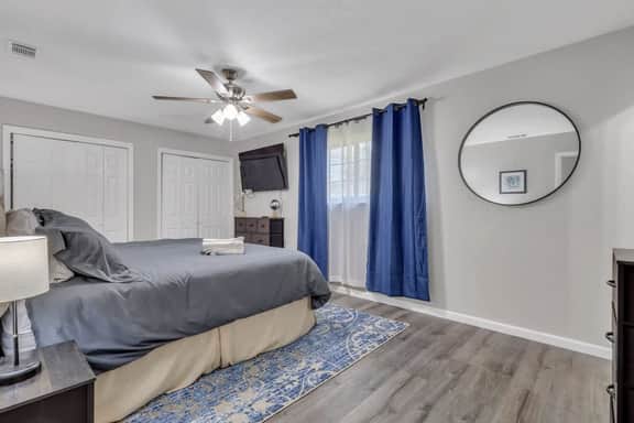 Enjoy Savannah 4BR w/King Bed - Image 3