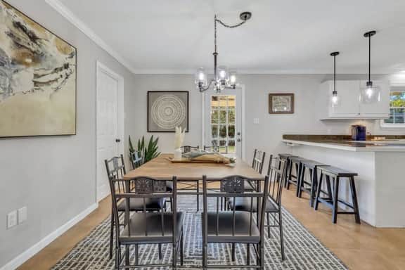 Enjoy Savannah 4BR w/King Bed - Image 2