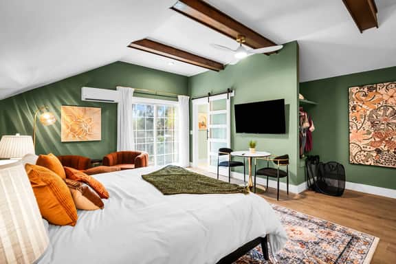 Lakeside Talahi Retreat Apartment with Hot Tub - Image 3