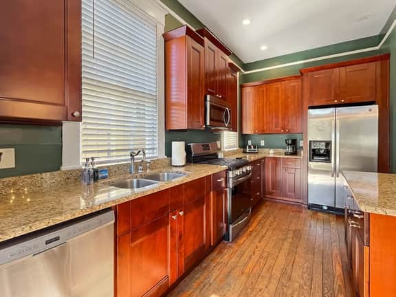 Elegant Historic Home, Steps from Forsyth - Image 5