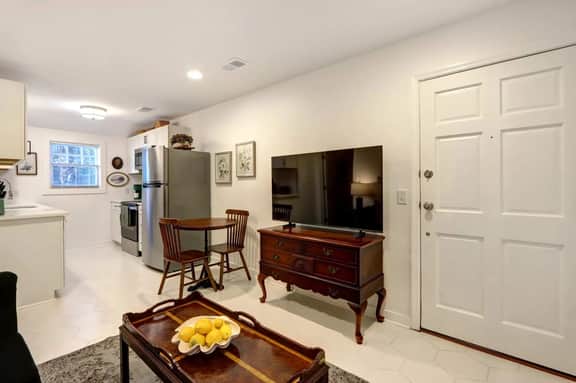 Cozy 1BR/1BA Carriage House in Historic Savannah - Image 5