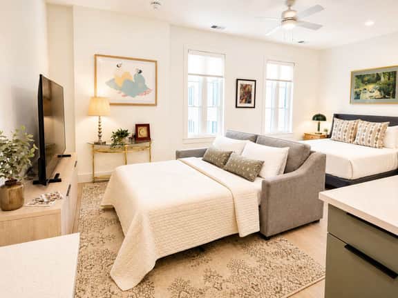 The Jardin Daffodil Suite | Near Downtown - Image 3