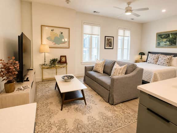 The Jardin Daffodil Suite | Near Downtown - Image 4