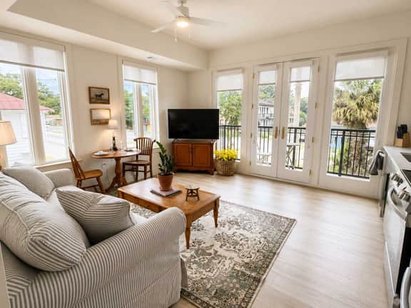 The Jardin Daisy Suite | Near Downtown - Image 4