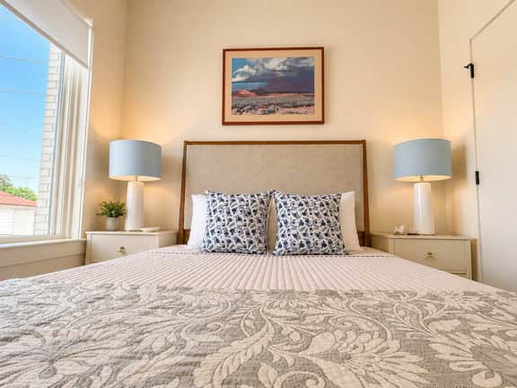 The Jardin Violet Suite Near Downtown - Image 2