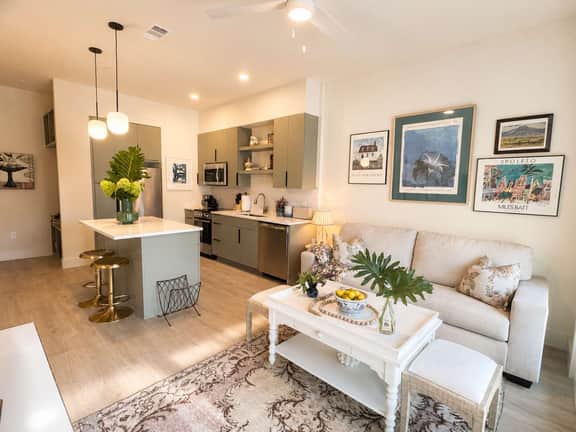 The Jardin Violet Suite Near Downtown - Image 3