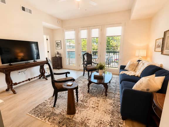 The Jardin Elm Suite | Near Downtown - Image 2