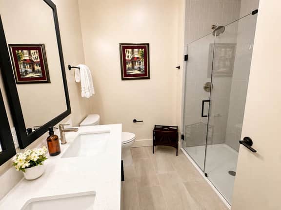The Jardin Elm Suite | Near Downtown - Image 3